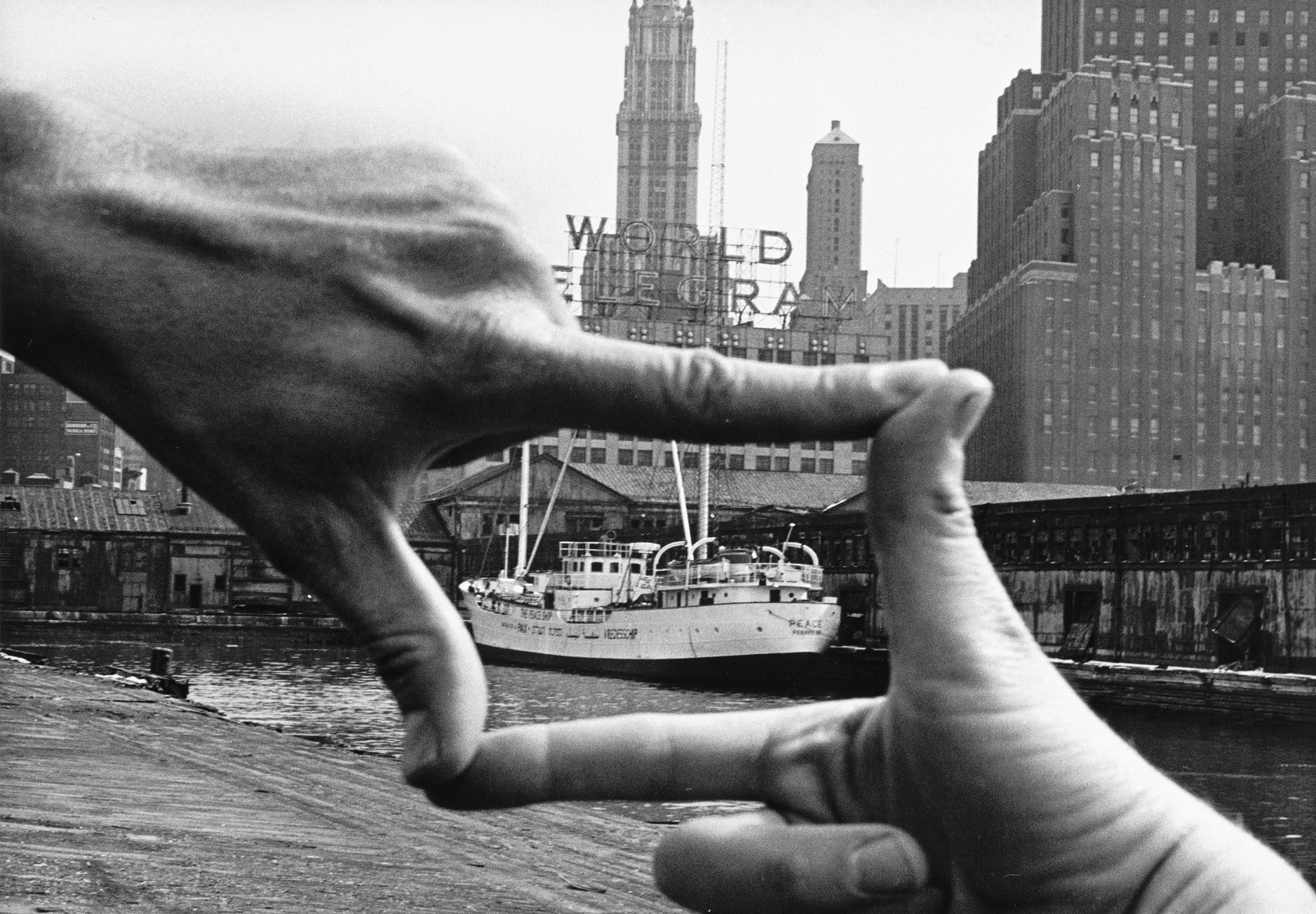 John Baldessari: Hands Framing New  York Harbor, aus dem Projekt »Pier 18«, 1971 © John Baldessari, Photo: Shunk-Kender, J.  Paul Getty Trust. The Getty Research Institute, Los Angeles / Schirmer/Mosel 