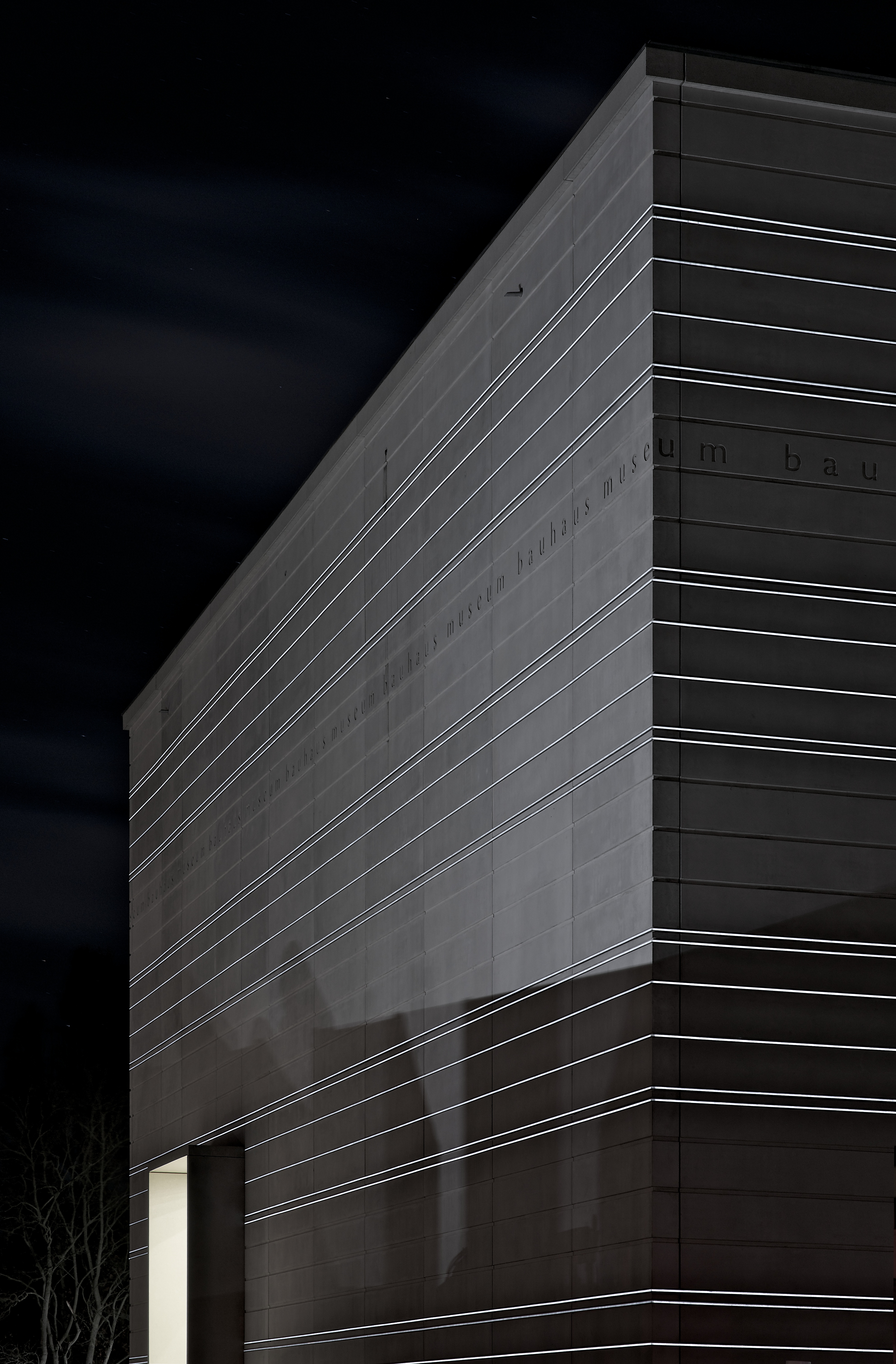 Das Bauhaus-Museum bei Nacht : The Bauhaus-Museum by night, Foto- Andrew Alberts, © heike hanada laboratory of art and architecture 2019