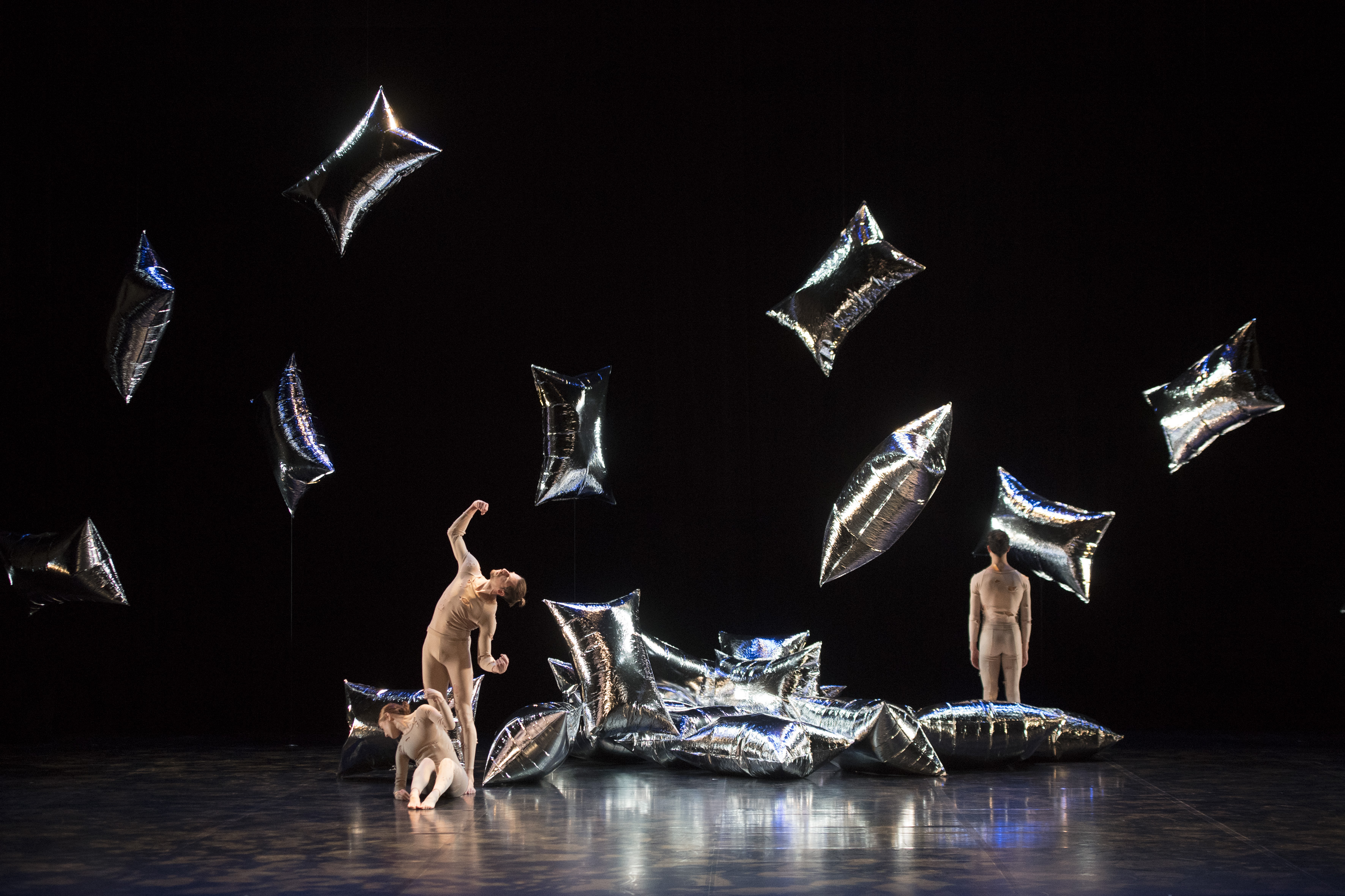 Merce Cunningham Centennial CCN - Ballet de Lorraine "RainForest-2" © Laurent Philippe 