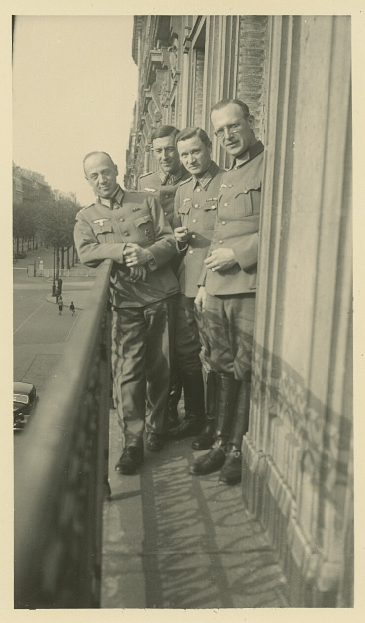 Mitarbeiter des Kunstschutzes auf dem Balkon des Hotel Majestic in Paris, ca. 1941 (Archiv der Grafen Wolff Metternich, NL Franziskus Graf Wolff Metternich, Nr. 246)