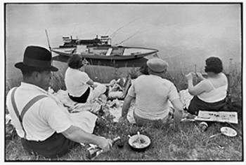 Henri Cartier-Bresson: Frankreich, Sonntag am Ufer des Flusses Marne, 1938, Silbergelatine-Abzug, © Henri Cartier-Bresson/ Magnum Photos