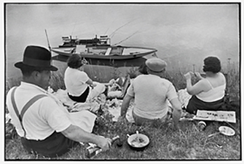 Henri Cartier-Bresson: Frankreich, Sonntag am Ufer des Flusses Marne, 1938, Silbergelatine-Abzug, © Henri Cartier-Bresson/ Magnum Photos