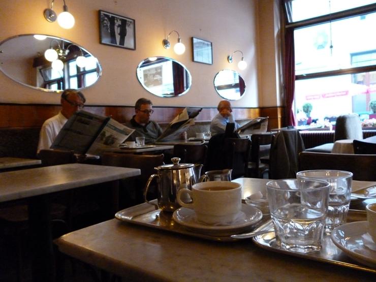 Drei Zeitungsleser im Café Bräunerhof © Foto: Rowena Fuß