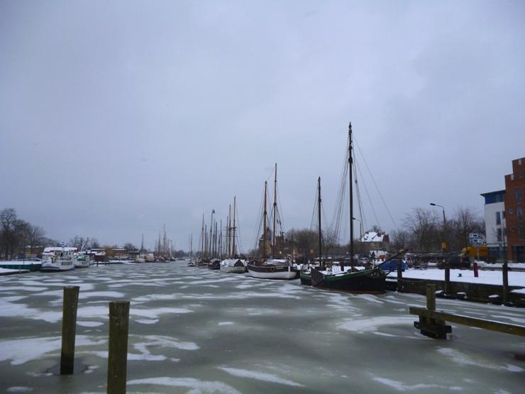 Endstation Sehnsucht: eingefrorene Schiffe im Greifswalder Hafen © Foto: Rowena Fuß