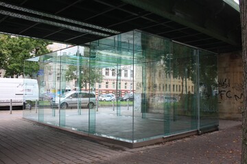 Der Glaskubus, den Valie Export als Ausstellungsraum für Frauen schuf. © Foto: Nina Zöpnek