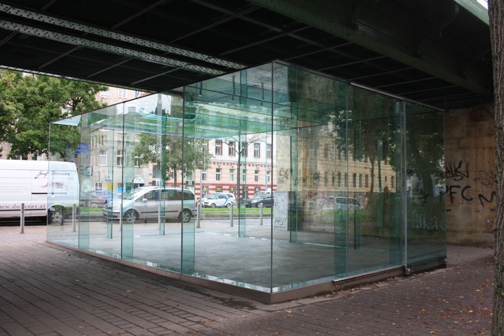 Der Glaskubus, den Valie Export als Ausstellungsraum für Frauen schuf. © Foto: Nina Zöpnek