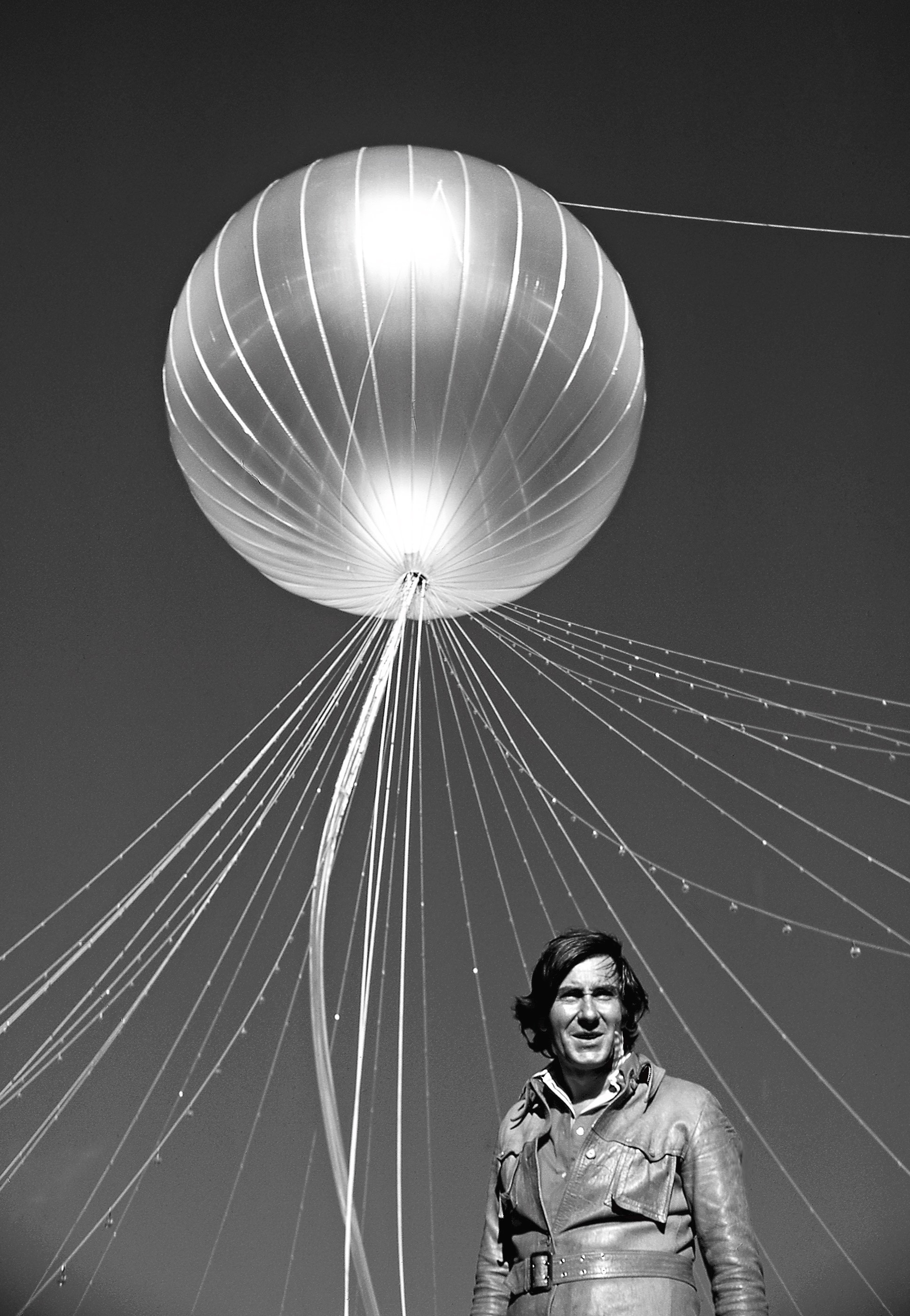 Otto Piene vor einem seiner Inflatables © Henry Dorochovich