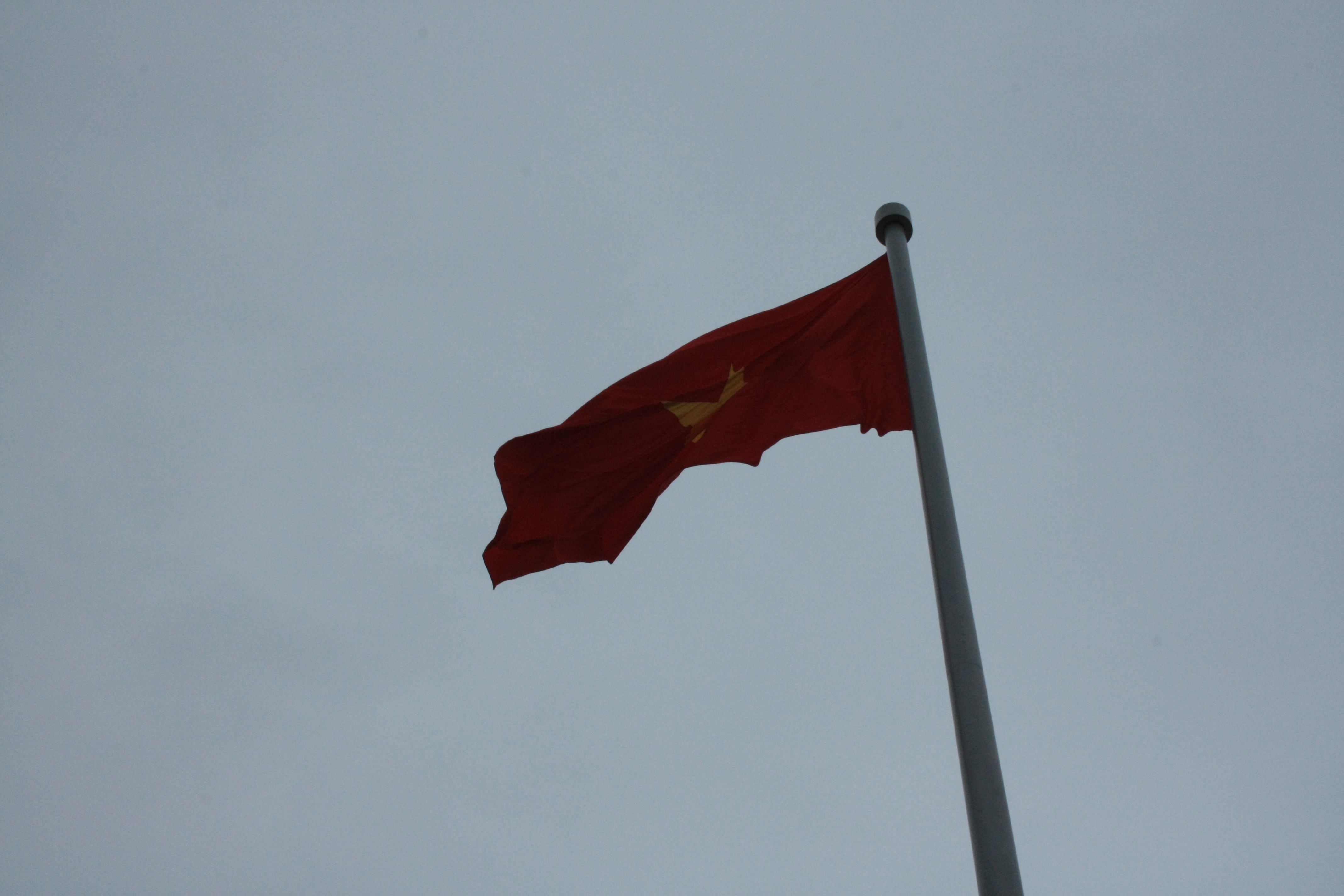 Allgegenwärtig und symbolträchtig: Die Flagge des kommunistischen Landes. © Foto: Nina Zöpnek