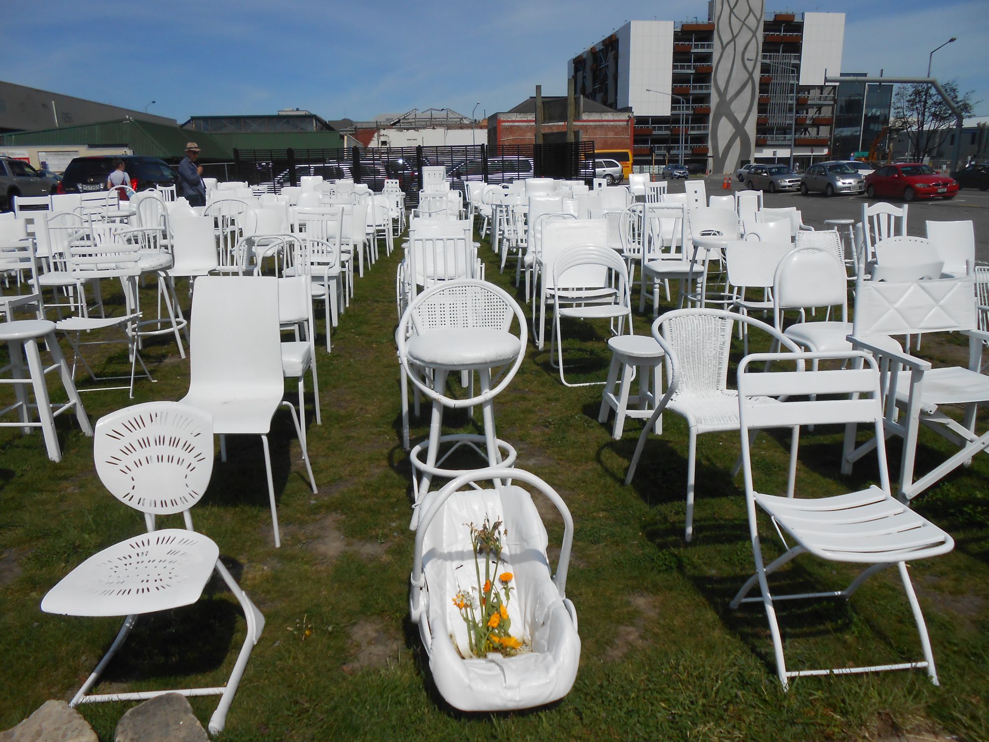 Pete Majendie: 185 empty white chairs, 2012, Ecke Cashel-Madras Street © Foto: Berenike Knoblich