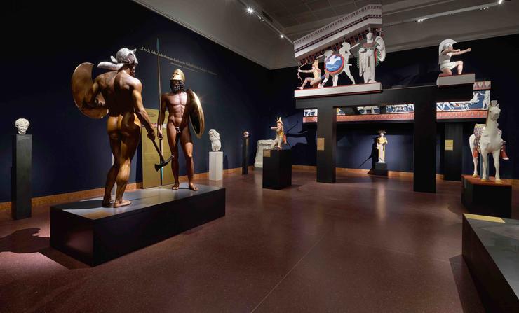 Blick in die Ausstellung „Bunte Götter“ mit Rekonstruktionen der sogenannten Krieger von Riace, um 440 v. Chr., Foto © Liebieghaus Skulpturensammlung – Norbert Miguletz