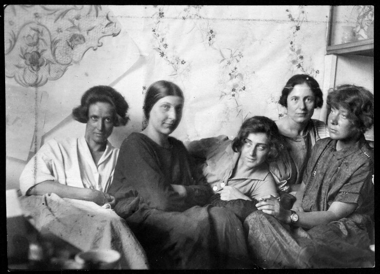 Charlotte Billwiller, Mathilde Flögl, Susi Singer, Marianne Leisching und Maria Likarz, Fotografie, 1924 © MAK