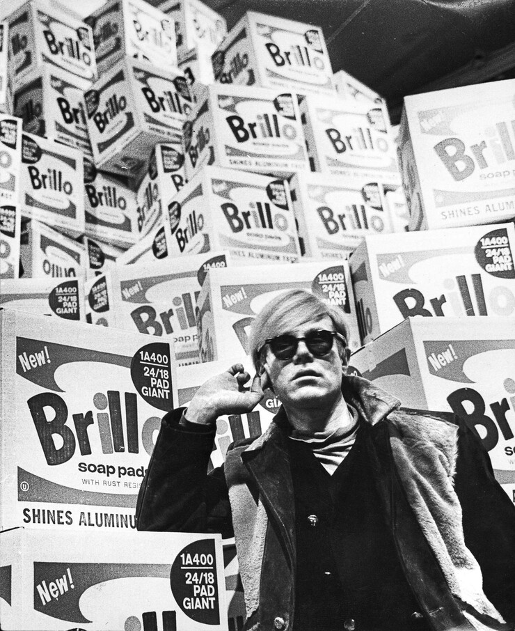 Andy Warhol im Moderna Museet/Stockholm, vor der Eröffnung seiner Retrospektive. Brillo Schachteln im Hintergrund (9 February 1968) © Lasse Olsson / Wikimedia Commons