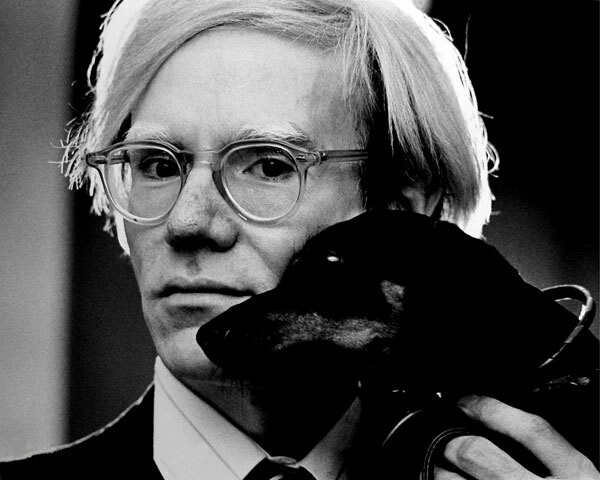 Andy Warhol und Archie (1973) © Jack Mitchell / Wikimedia Commons
