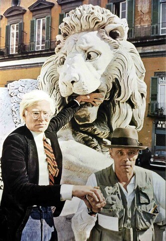 Andy Warhol und Joseph Beuys in Neapel, April 1980 © Mimmo Jodice/Wikimedia Commons