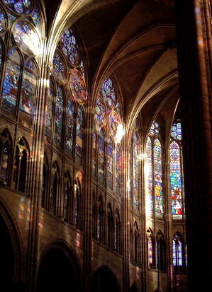 Die Kathedrale von Saint–Denis: Saint Durch das Triforium und den Lichtgaden einfallendes Licht © Wikimedia Commons