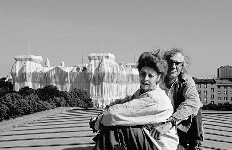 Christo und Jeanne-Claude vor dem Wrapped Reichstag, Berlin 1995, Foto: Wolfgang Volz, © 2021 Christo and Jeanne-Claude Foundation