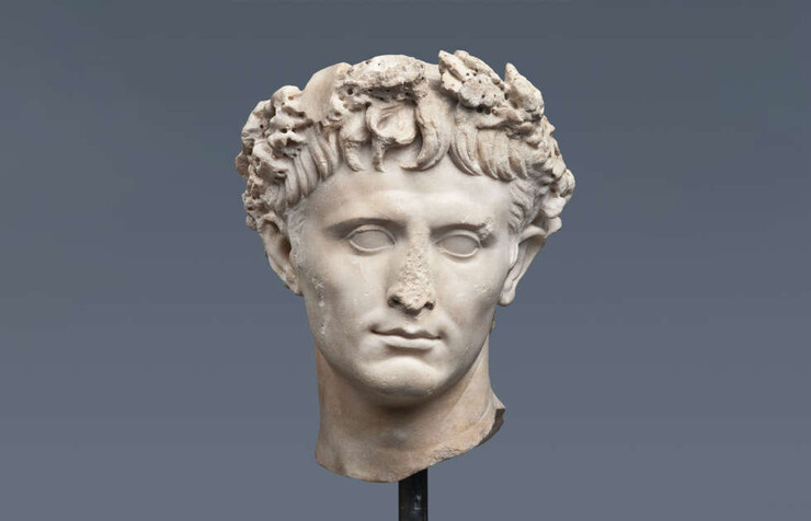 Kopf des Augustus mit Bürgerkrone im Typus Primaporta Claudische Replik, um 40 n. Chr. eines Vorbilds um 27 v. Chr., Marmor (München, Glyptothek, Inv. GL 350A)