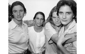 Nicholas-Nixon-The-Brown-Sisters-Greenwich-Rhode-Island-1980-2