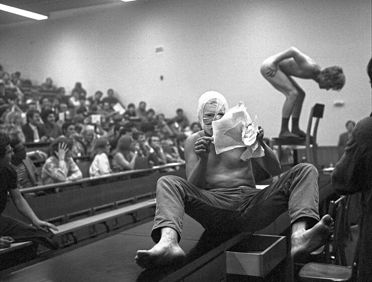 Die Aktion Kunst und Revolution war am 7. Juni 1968 im Hörsaal 1 des Wiener NIG. Günter Brus im Hintergrund stehend. Foto: Khasaq / Günter Brus