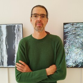 Der Künstler Daniel Canogar in der Ausstellung „At any given hour“ bei Anita Beckers. Copyright: SCS Bildarchiv, Berlin