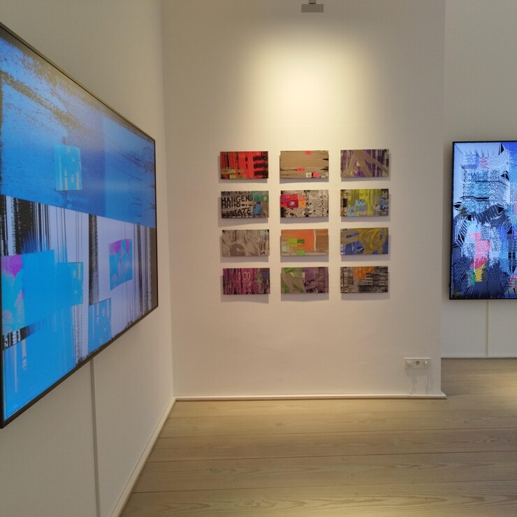 Blick in die Ausstellung mit digitalen Kunstwerken (Wayward lks.) und Malerei von Daniel Canogar. Copyright:  SCS Bildarchiv, Berlin
