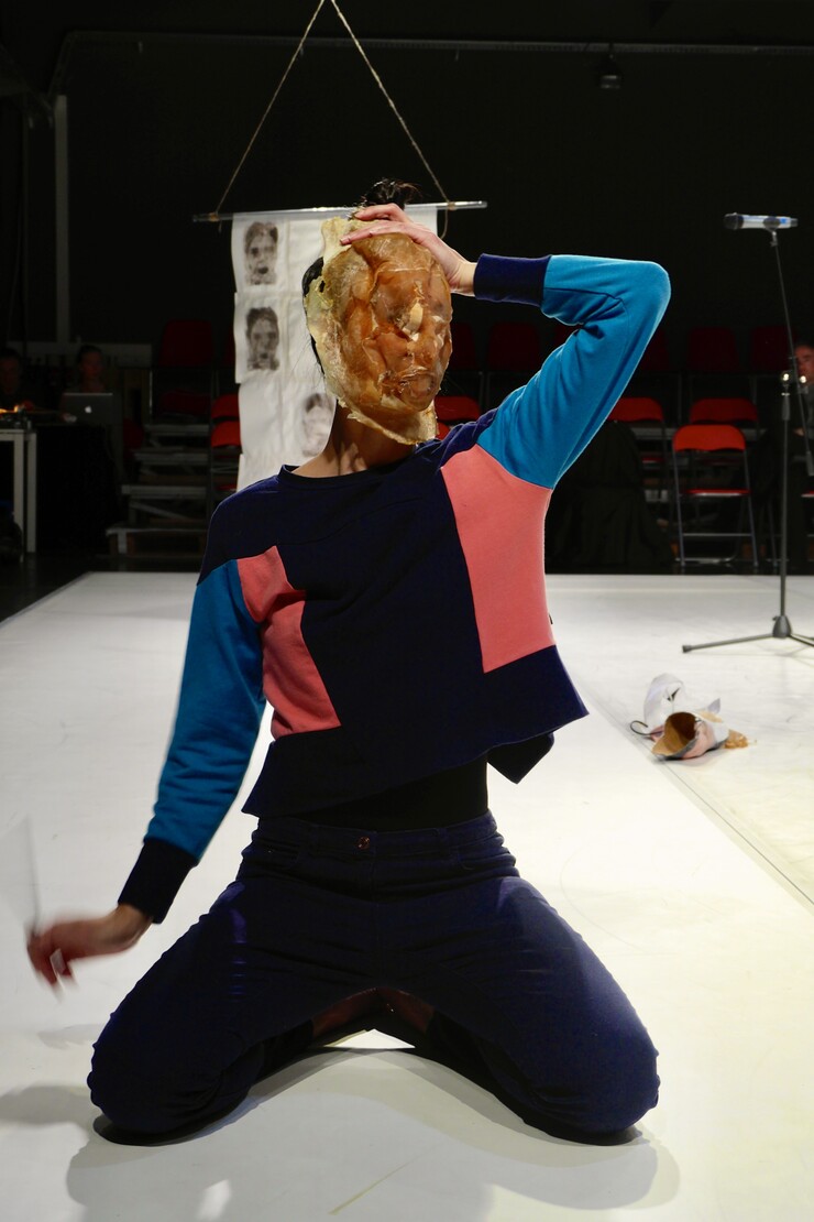 Antje Velsinger, „Let’s face it!“, Performerin: Vania Rovisco, Foto: Sophie Aigner
